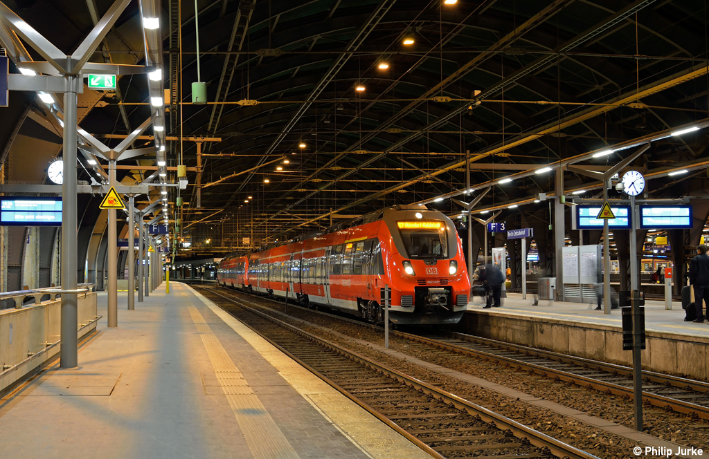 442 140-0 und 442 141-8 mit dem RE 18730 nach W�nsdorf-Waldstadt am 30.12.2012 im Berliner Ostbahnhof.