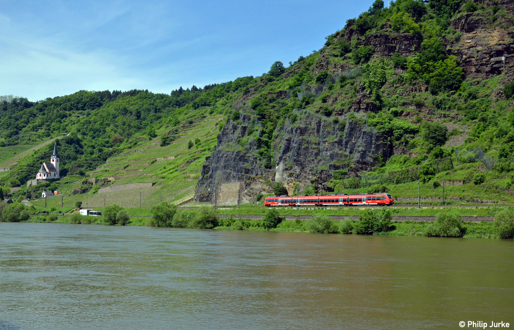 442 203-6 mit dem RE 81313 von Cochem nach Koblenz am 02.06.2013 bei Hatzenport.

