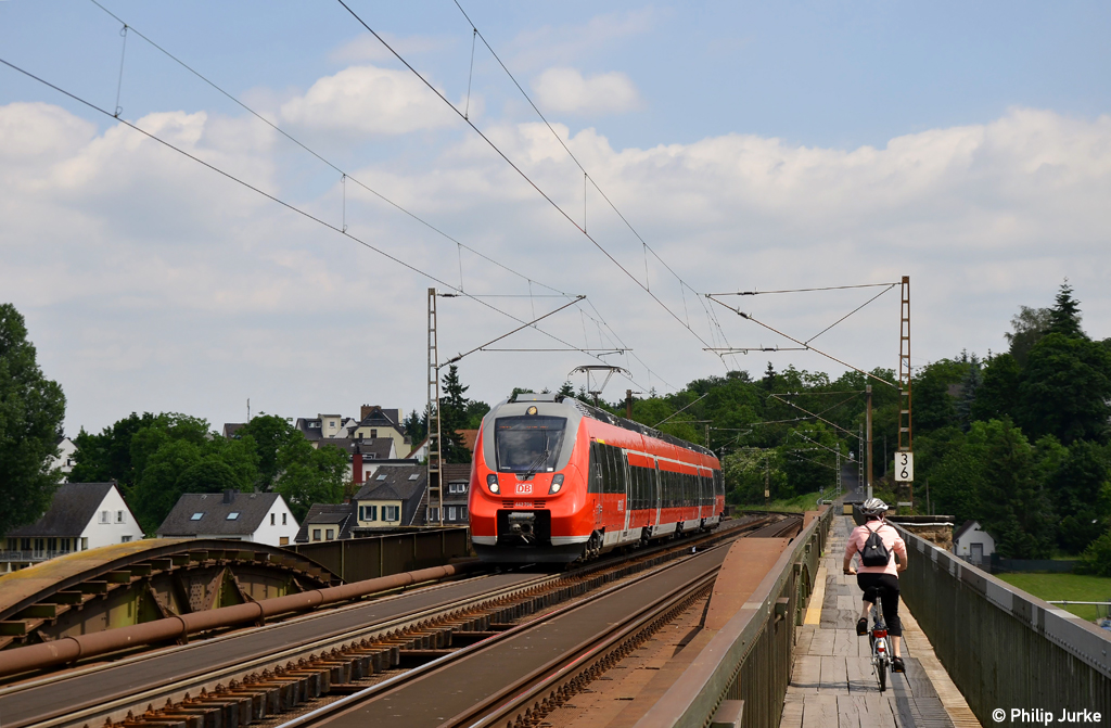 442 204-3 als RB 12222 von Koblenz nach Trier am 02.06.2012 auf der Moselbr�cke in Koblenz-G�ls.