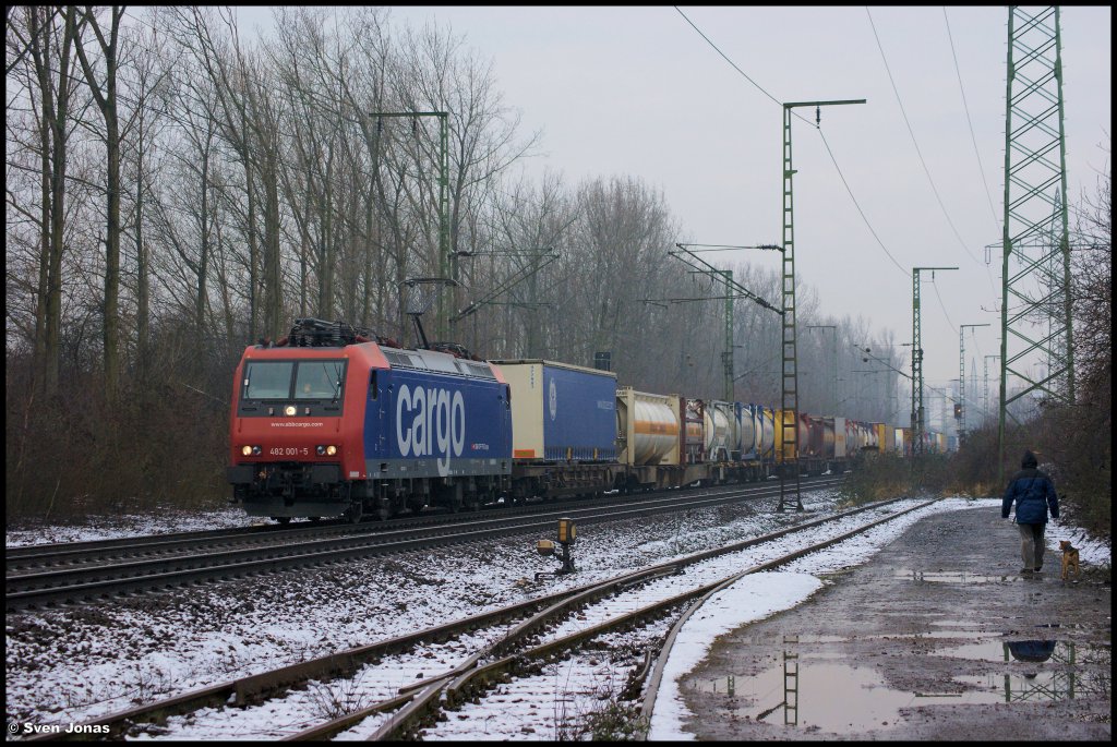482 001-5 (SBB Cargo) in K�ln-Gremberg am 8.2.2013. 