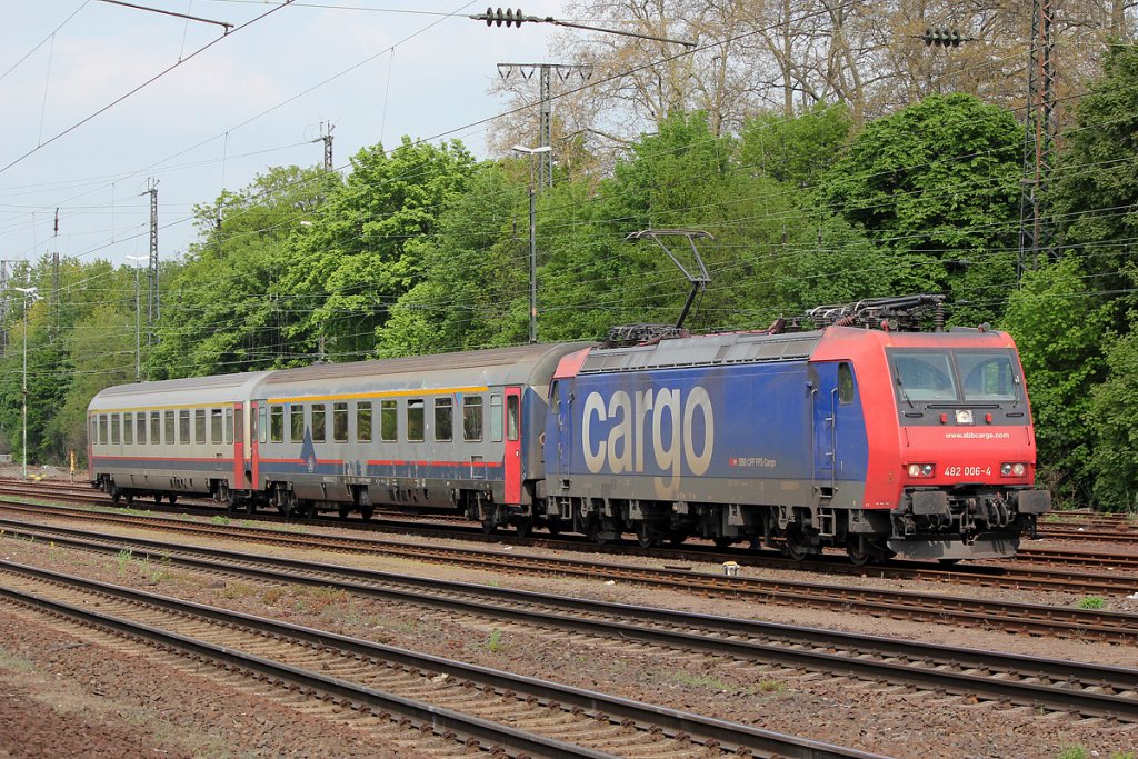 482 006-4 mit zwei belg. 1.Klasse Wagen in K�ln West am 03.05.2013