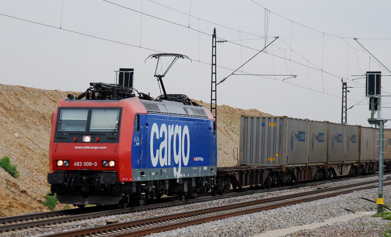 482 008-0, aufgenommen am 30.07.11, bei Auggen.