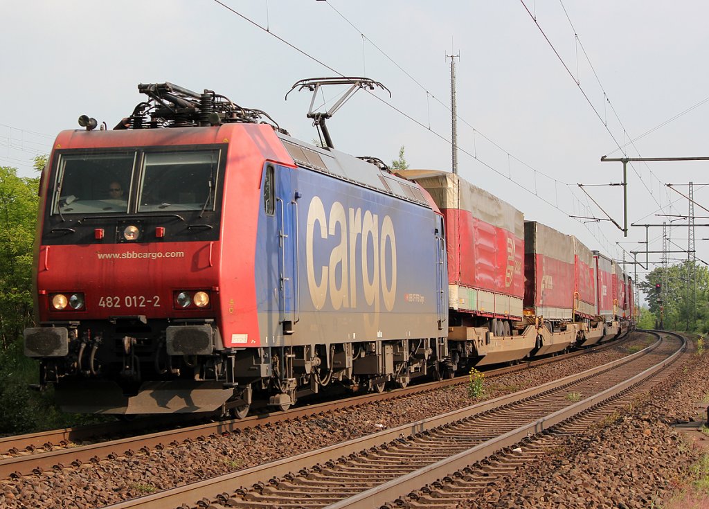 482 012-2 der SBB Cargo mit SAE/Arcese Zug in Porz Wahn am 28.04.2011 