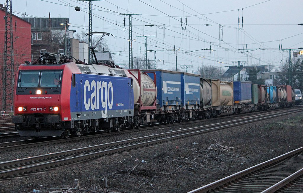 482 019-7 in K�ln West am 15.03.2011