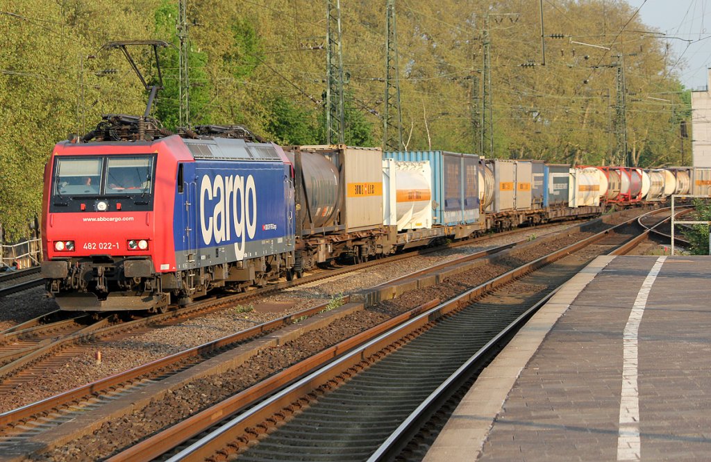 482 022-1 der SBB Cargo in K�ln S�d am 21.04.2011