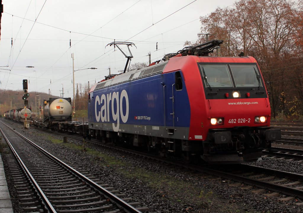 482 026-2 der SBB Cargo beim Personalwechsel in K�ln West am 03.12.2011

Gru� an den Tf, der den Zug ab K�ln West �bernommen hat :-)! 