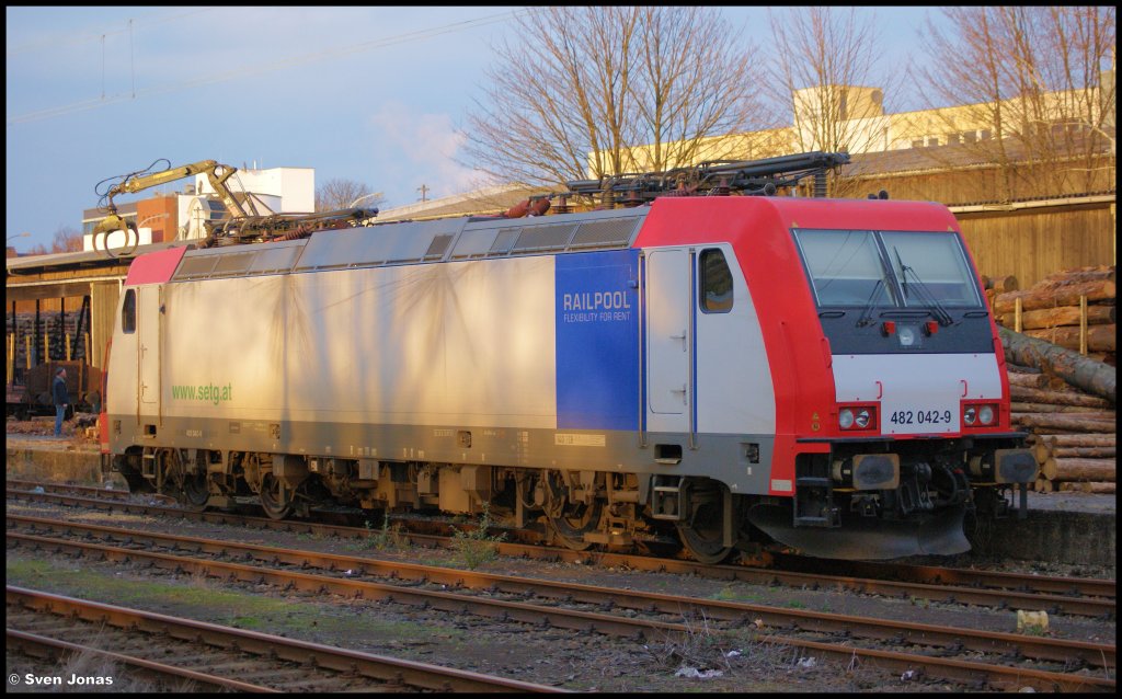 482 042-9 (Railpool/SETG) in Bonn-Beuel am 11.1.2013. 