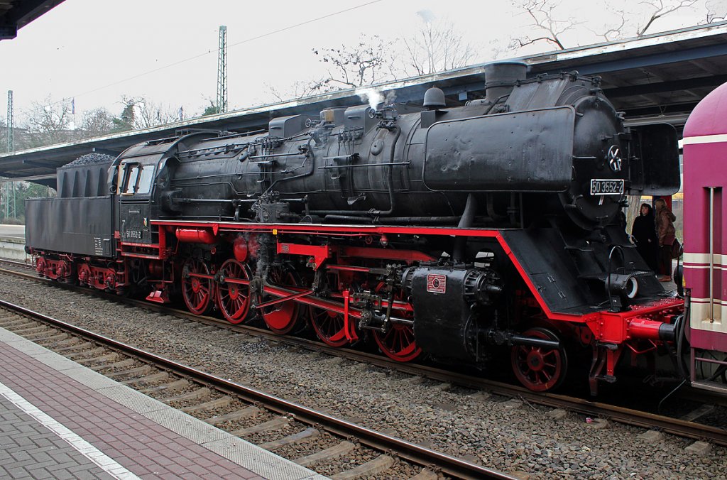 50 3552-2 im Portrait , am  Zug der Erinnerung  in Neuss Hbf. am 18.03.2011