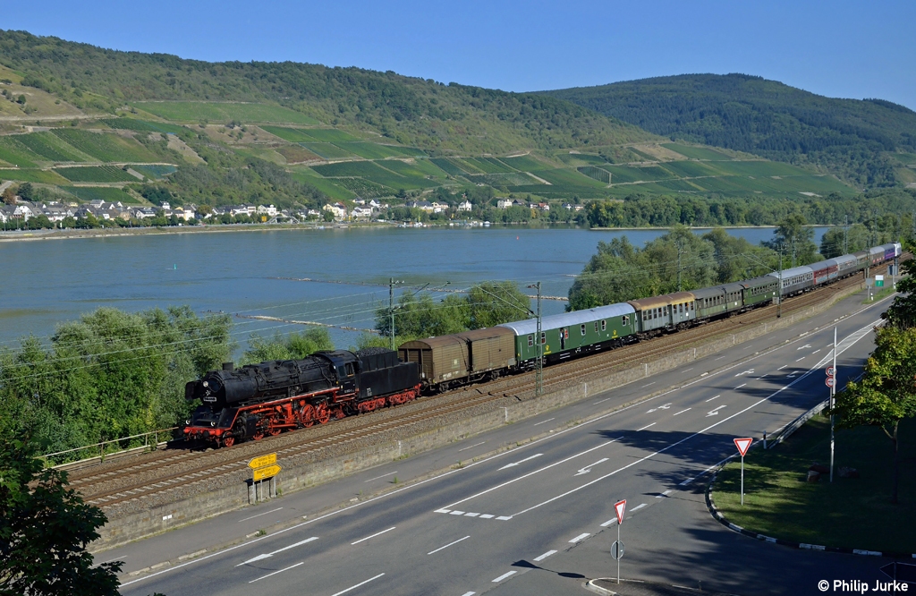 50 3552 mit dem DPE 92792 von Darmstadt nach Oberwesel am 08.09.2012 in Rheindiebach (139 555-7 schob).