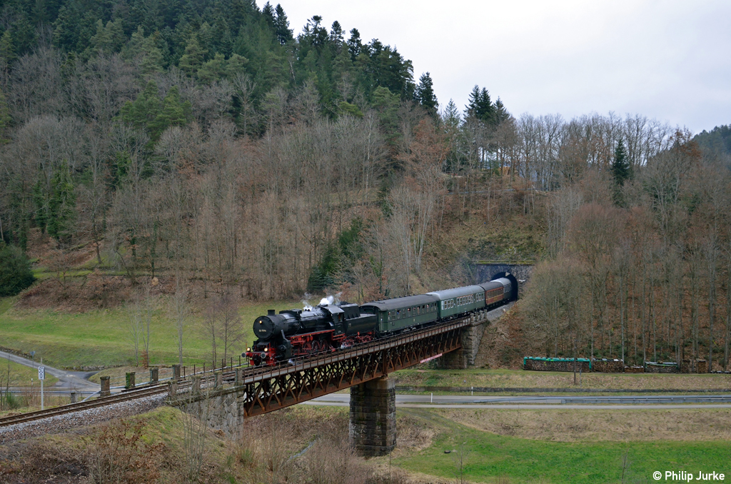 52 7596 als DPE 75906 (T�bingen - Hausach) am 06.01.2013 bei Schenkenzell.