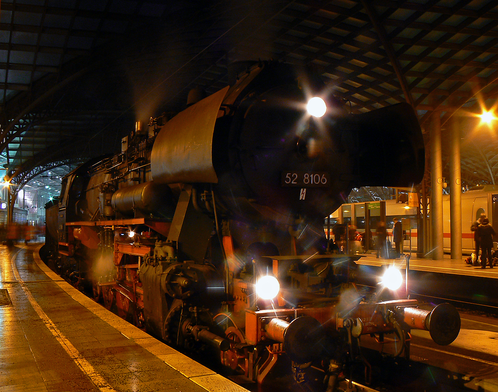 52 8106 an Gleis 1 in K�ln Hbf am 11.12.2010