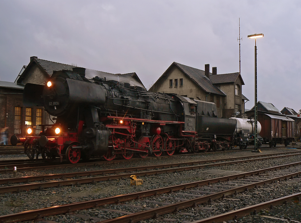 52 8106 zu vorger�ckter Stunde im alten BW K�ln Nippes, hier mit Kesselwagen und St�ckgutwagen, wenig sp�ter setzte sie sich vor ihren Zug wieder gen Treysa , aufgenommen am 11.12.2010