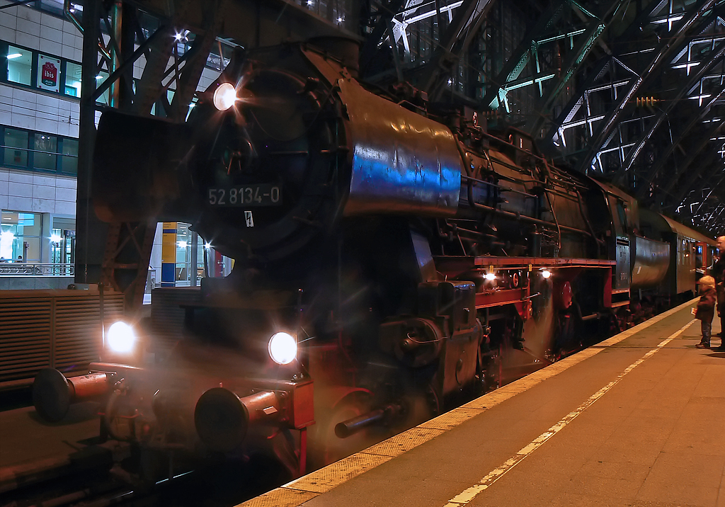 52 8134-0 der Eisenbahnfreunde Betzdorf auf Gleis 2 in K�ln Hbf am Abend nach der Fahrt zum Weinfest in Mayschoss, mit knapp 2 Stunden Versp�tung, ob das am Wein lag ... :-)) ? 