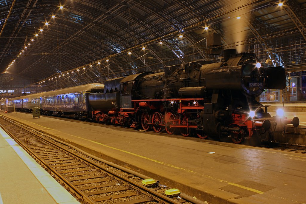 52 8134-0 mit ihrem Sonderzug aus Attendorn am 29.10.2011 in K�ln Hbf 