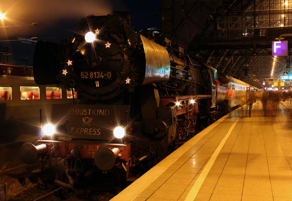 52 8134-0 nach Ankunft aus Engelskirchen in K�ln Hbf am 10.12.2011, und nochmal einen Gru� an die  nette  Pressefotografin, die sich vor alle anderen Fotografen ins Bild gestellt hat !!