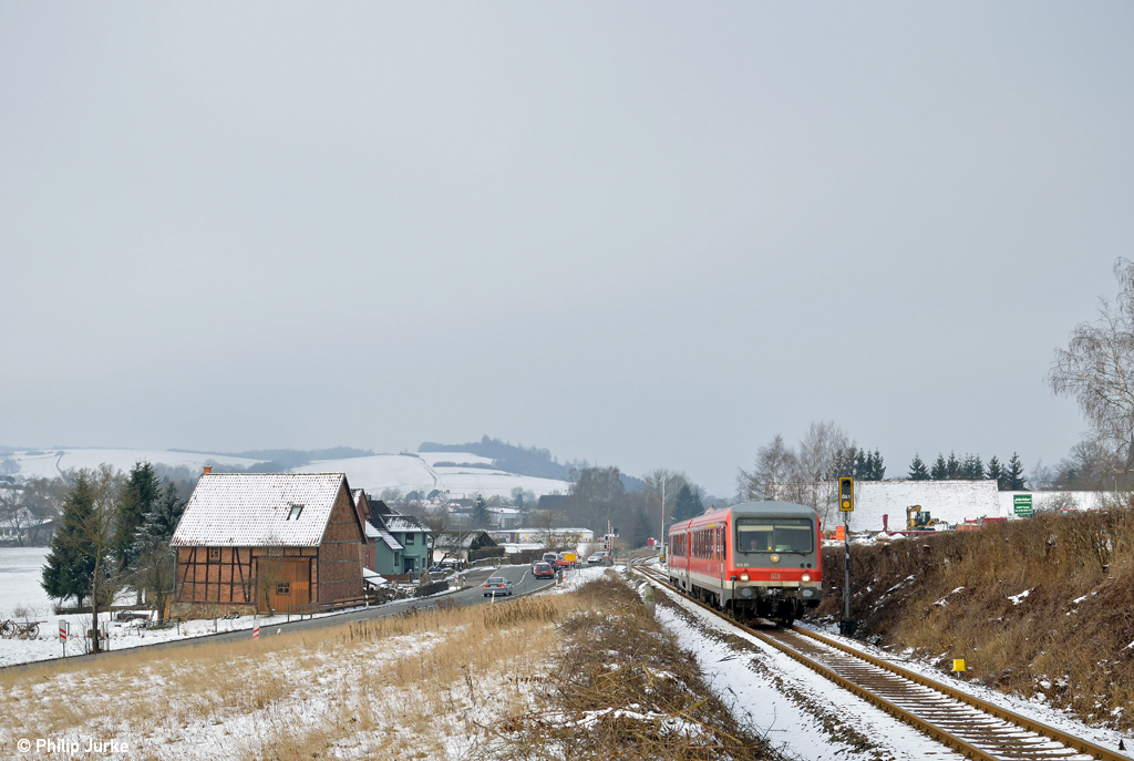 628 317-0 mit dem RE 23094 (Korbach S�d - Kassel-Wilhelmsh�he) am 10.02.2013 bei Twiste.