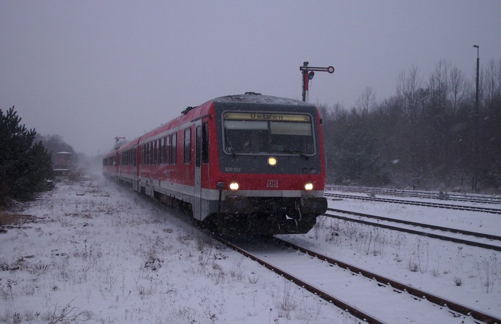 628 562 vor den Bahnhof von Munster. (18.12.09)
