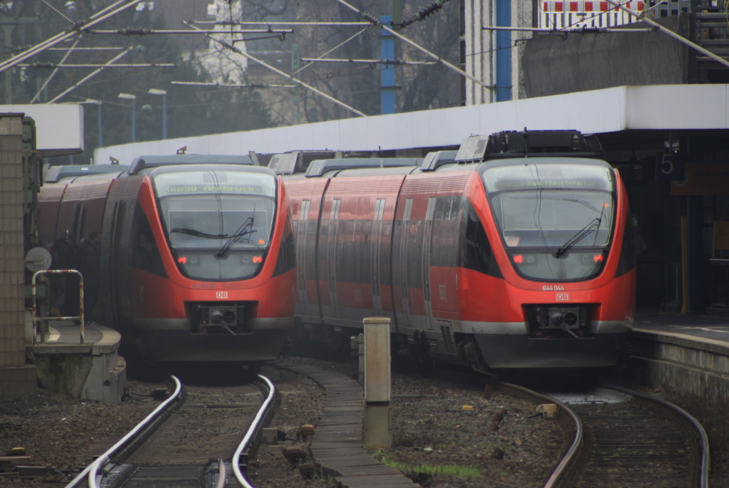 644 044 hat leichten �lfrass und ein 643er treffen sich am 28.02.2011 im Bonner Hbf. Der 643 ist mit Dauersand aus dem Bonner Gbf bis in den Bahnhof gefahren, deswegen der Staub