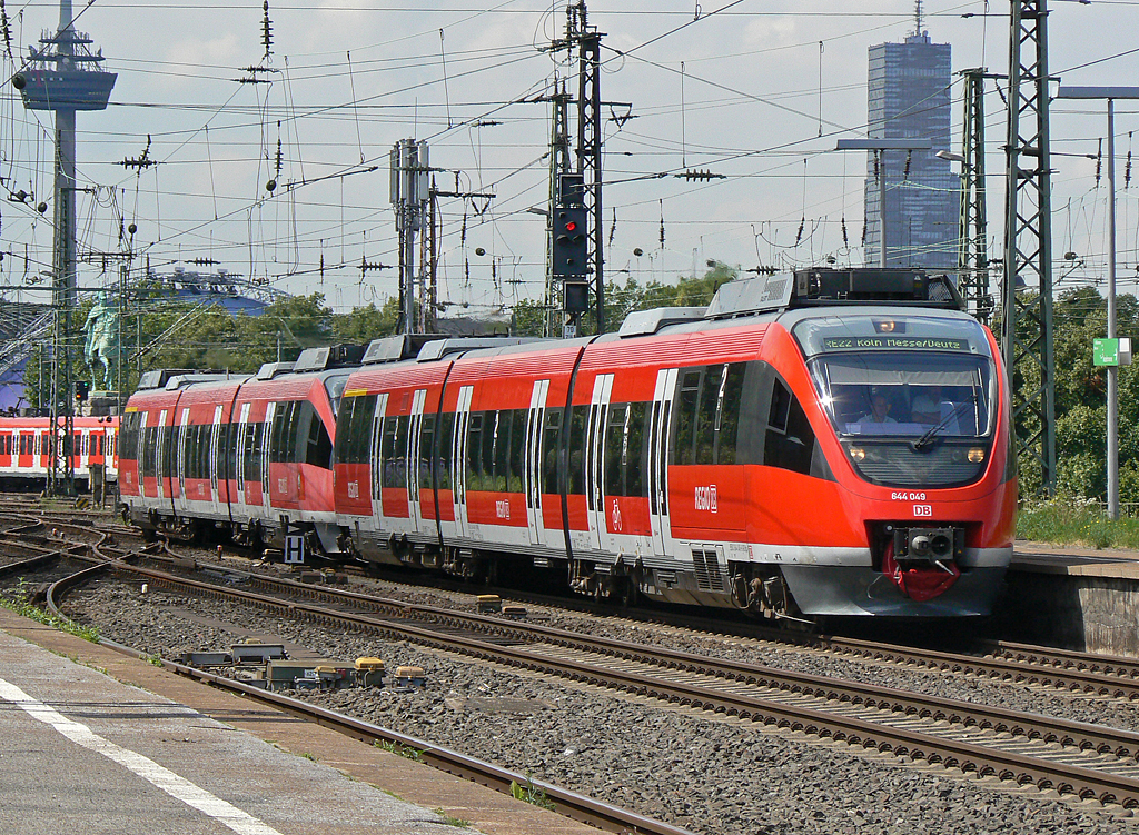 644 049 mit dem RE22 in K�ln/Messe Deutz am 06.08.2010