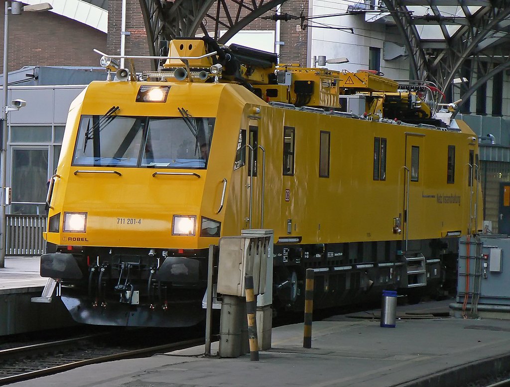 711 201-4 beim kurzen Halt in K�ln Hbf am 16.12.09, wollt grad los rennen um auf die andere Seite zu laufen, und da hat die Kiste Ausfahrt bekommen.... 