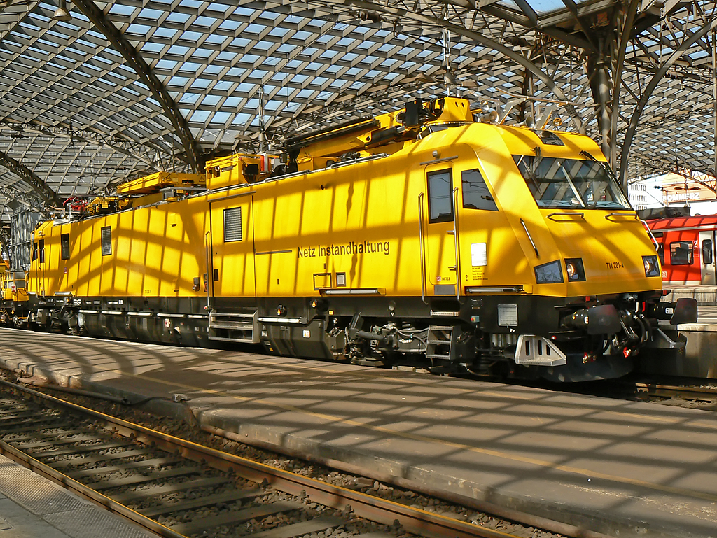711 204-1 beim Halt in K�ln Hbf. 06.04.2010