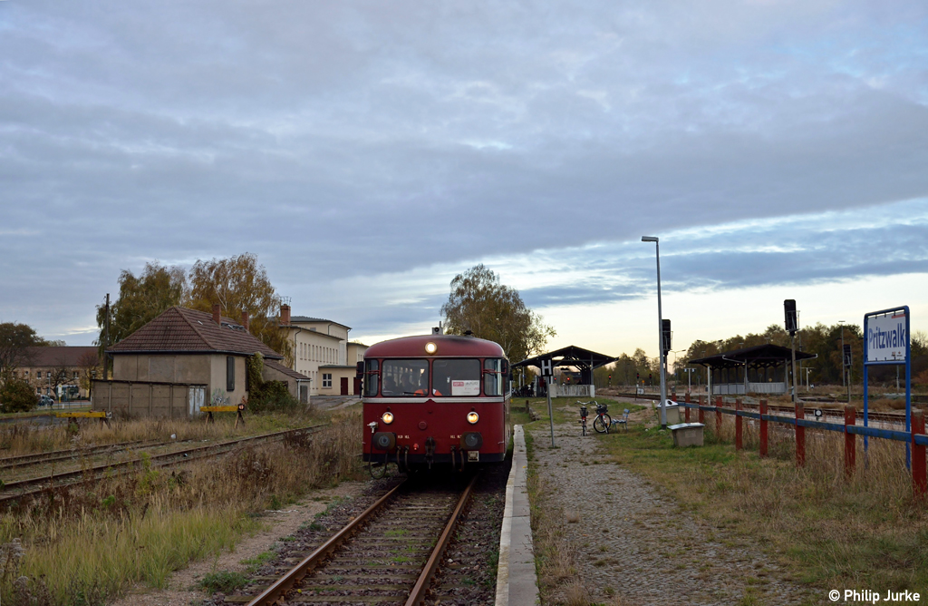 798 610-1 als PEG 79748 nach Putlitz am 29.10.2012 in Pritzwalk.