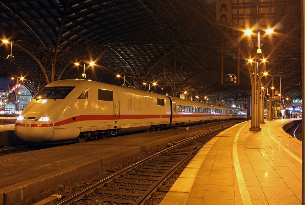 ‎401 060-9 als ICE1024 in K�ln Hbf am Abend des 06.11.2012