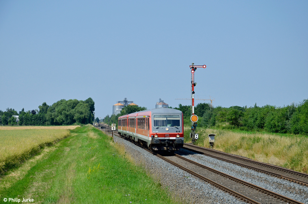 928 675-7 und 628 526-5 mit dem RE 12085 von K�ln nach Trier am 07.07.2013 bei Derkum.
