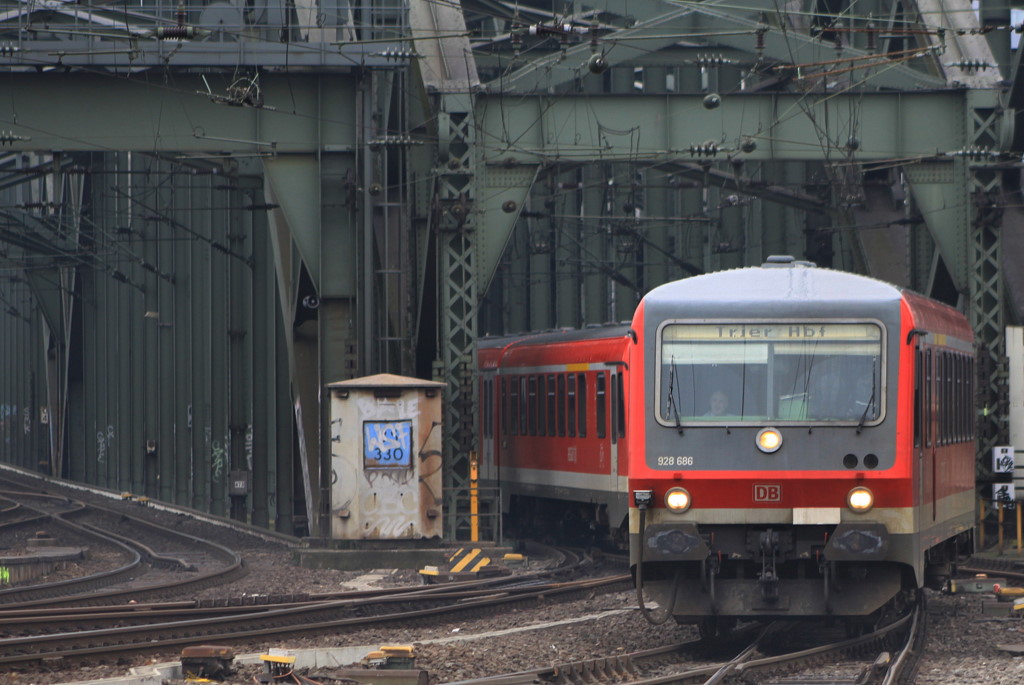 928 686 �berquert am 28.02.2011 die Hohenzollern Br�cke 