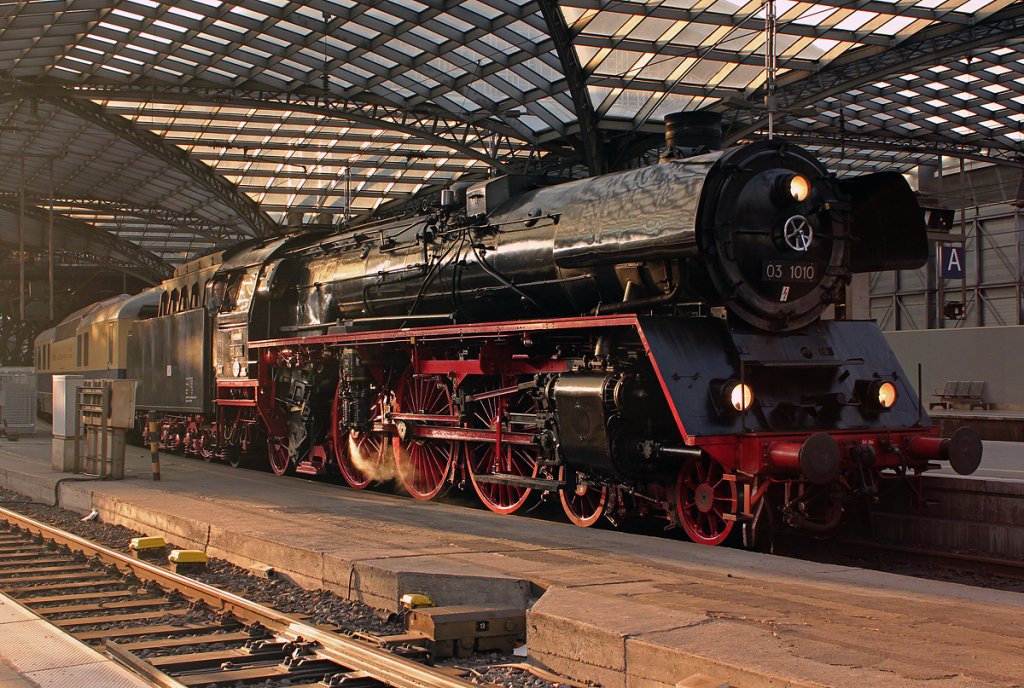 Abendliche Impression aus K�ln Hbf mit 03 1010 an Gleis am 23.06.2012