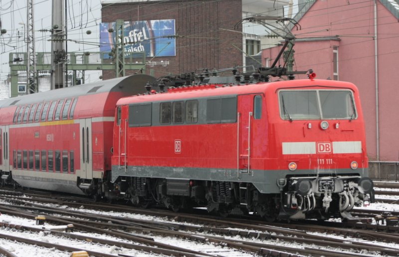 Ach ja als ich gestern mal K�ln besucht konnt ich noch meinen Zug erwischen der mich von Siegen nach K�ln Hbf brachte. Es war die 111 111. Sie bekam am 24.12.2009 als Weinachtsgeschenkt einen neu Frist. Ach ja da war das Christkind doch mal echt kn�dig mit dieser 35 Jahre alten Dame.

Patrick E.
