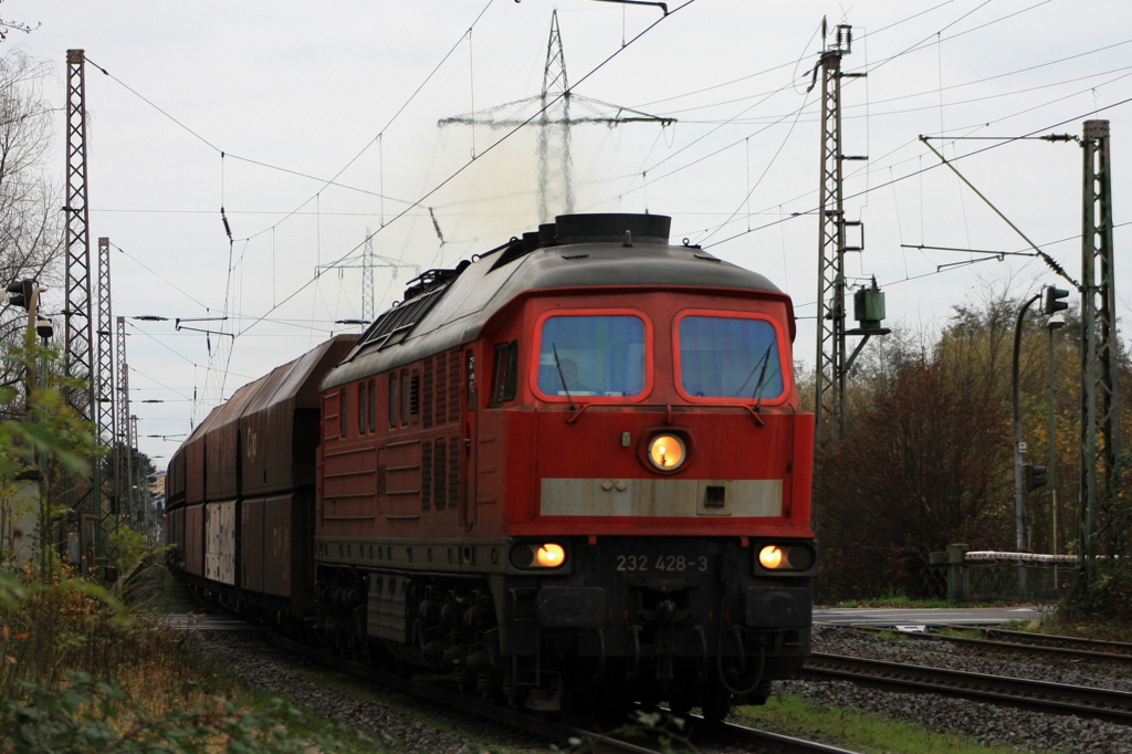 Ach n� nicht schon wieder 232 428-3 sie kam am 17.111.2010 immer mal wieder durch Ratingen Lintorf. Sie kam hier aus dem Kalkwerk und hatte m�chtig viel Last am Haken