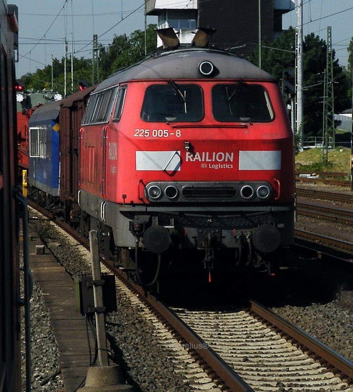 Ach wie sch�n das Wetter doch mal war. Und die 225 008-2 wartet mit Ihrem Schwertransporter in H�chst auf dem Abstellgleis und wartet auf die Weiterfahrt nach ????. 


Patrick E.
