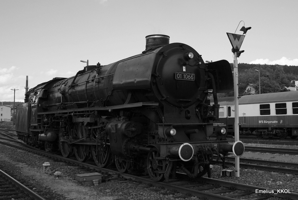 Als letzte Lok vor meiner kam die legend�re Schnellzuglok 01 1066 der Ulmer Eisenbanfreunde. Sie ist am 04.09.2010 die Dampflok die die meisten Kilometer im Jahr zur�cklegt. Sie rangiert an den Zug und wird Ihn bis nahc Stuttgart bringen.