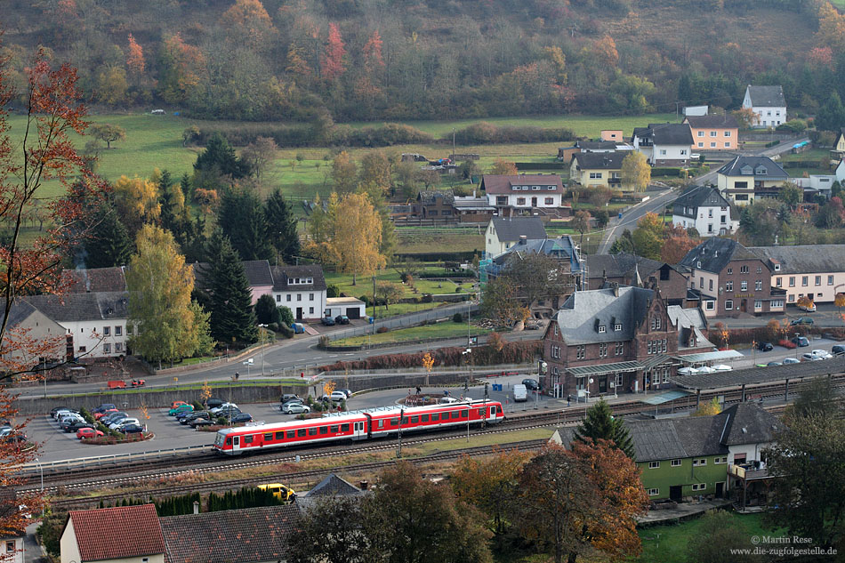 Als RB12830 (Trier - Gerolstein) verl�sst der 628 506 den Bahnhof Bitburg Erdorf. 30.10.2009