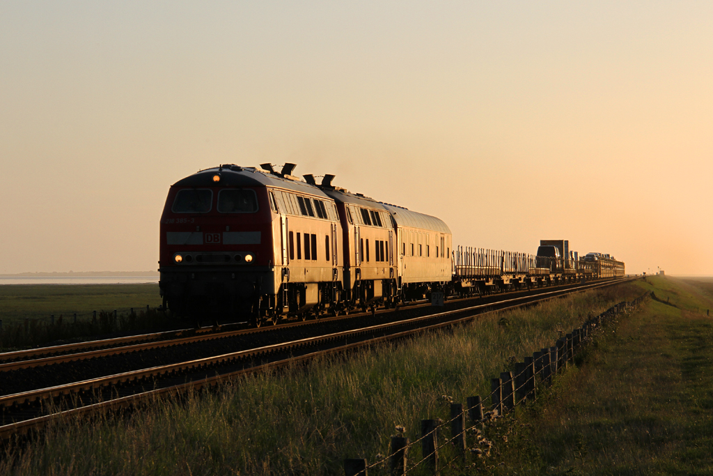 Als der Tag zu Ende ging …. Fuhr 218 385-3 und 218 344-0 mit dem SyltShuttle von Westerland (Sylt) nach Nieb�ll hier beim verlassen des Hindenburgdamm bei Klanxb�ll am 16,08,12
