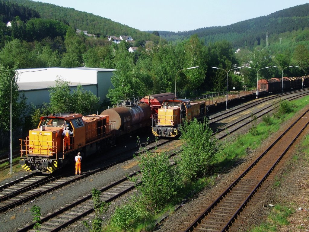 Am 09. Mai 2008 Betrieb auf der KSW Verschiebegleisanlage in Herdorf. Links die Lok 44 (MaK 1000 BB) steht mit �bergabezug bereit, rechts die Lok 42 (G 1700 BB).