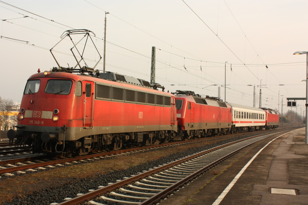 Am 14.02.2011 steht dieser Pbz gezogen von115 346-9 im unbekannten Bahnhof