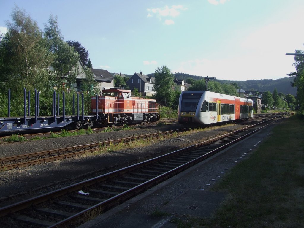 Am 15.07.2010  die Hellertalbahn mit Stadler GTW 2/6, von Betzdorf in den Bahnhof Herdorf ein. F�r die WLE (Westf�lische Landes-Eisenbahn) Lok 51 (eine MaK G 1206) steht das Signal noch auf  halt .