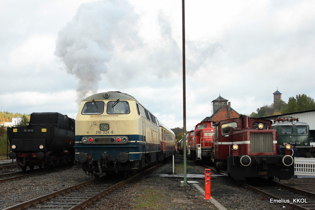 Am 24.10.2010 war das eigentliche gro�e Bahnhofsfest in Frankenberg an der Eder. Neber einander stehen die 52 8106, 216 224 die K� und im Hintergrund eine V90 und die E40 128.