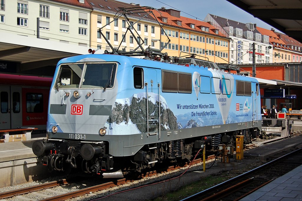 Am 25.03.2011 konnte die neue Werbelok   Olympia 2018   in M�nchen und Garmisch Partenkirchen fotografiert werden. Neben Promis und Politikern versammelten sich auch unz�hlige Fotografen.
Jeder wollte das Bild der M�nchener 111 031 haben.
