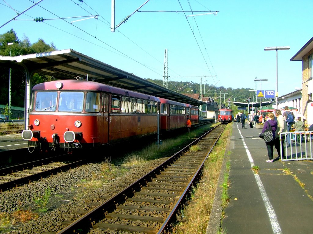 Am 27. Sept. 2009 feierte die Hellertalbahn ihr 10-j�hriges Bestehen. Aus diesem Anlass verkehrten nochmals die roten Schienenbusse VT 98 (DB 798), der Oberhessischen Eisenbahnfreunde, mit Sonderfahrplan auf der Strecke (KBS462) zwischen Betzdorf und Dillenburg. Hier im Bahnhof Betzdorf war es nochmal wie in den fr�hen 1990er-Jahren.