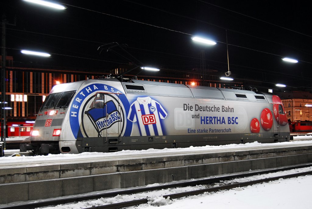 Am 27.12.2010 war ein seltener Gast im Hbf M�nchen anzutreffen.
101 144 wartet auf weitere Leistungen.
