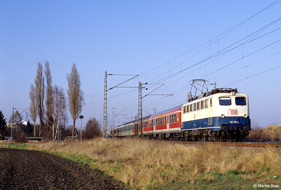 Am 6.3.2001 war die Frankfurter 110 105 im K�lner 110-Umlauf unterwegs und wurde mit dem RE 11229 (Wuppertal Oberbarmen - Koblenz) bei Kalscheuren fotografiert.