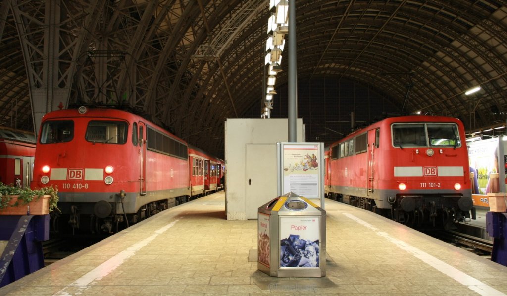 Am Gleis 16/17 treffen  sich 110 410-8 und 111 101-2 im Frankfurter Hbf.

Patrick E.
