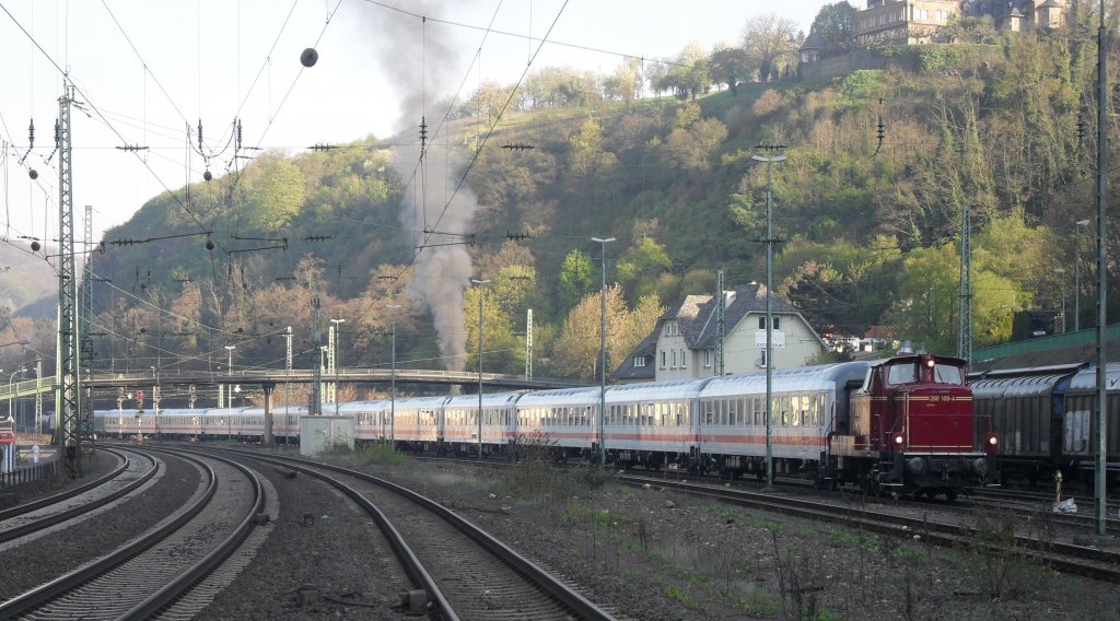 Am Morgen des 24.4.10,nur zwei Wochen nach dem gro�en Dampfspektakel,gab es wieder viel Dampf zu erschnuppern!Die 260 109-4 war schon mit einigen Wagen am rangieren,um blo� den Fotografen die Sicht auf 44 2546-8 zu versperren.Die 44 2546-8 wartete auf die Ankunft von 41 360,die den Dampfsonderzug von K�ln aus bespannt hatte und ab hier abgekoppelt wurde.