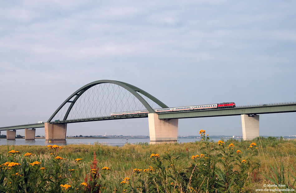 Am Morgen des 27.7.2010 rollt die 218 307 mit dem Rr77728 �ber die Fehmarnsundbr�cke nach Puttgarden. 