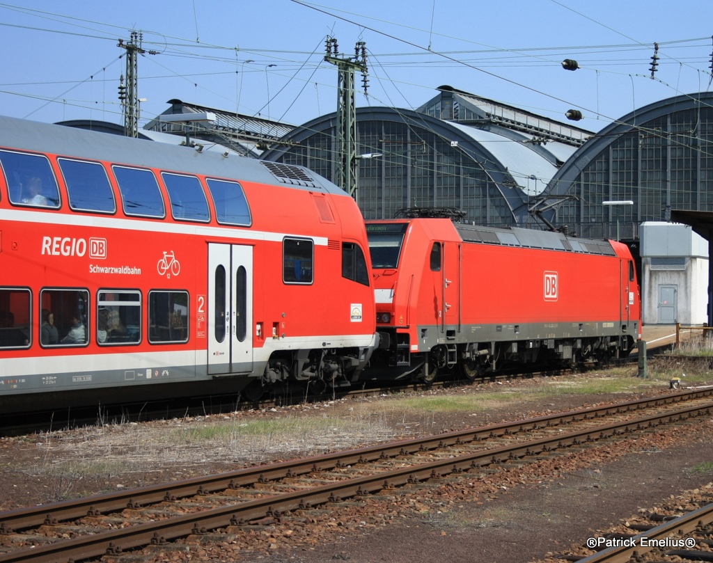 Am Wochenende verkehrne die dreiteiligen Dosto-Garnituren als Doppeltraktion und so sind zwei Loks am Zug. Leider wei� ich die Baureihen Nummer nicht mehr. am 18.04.2010 in Karlsruhe
