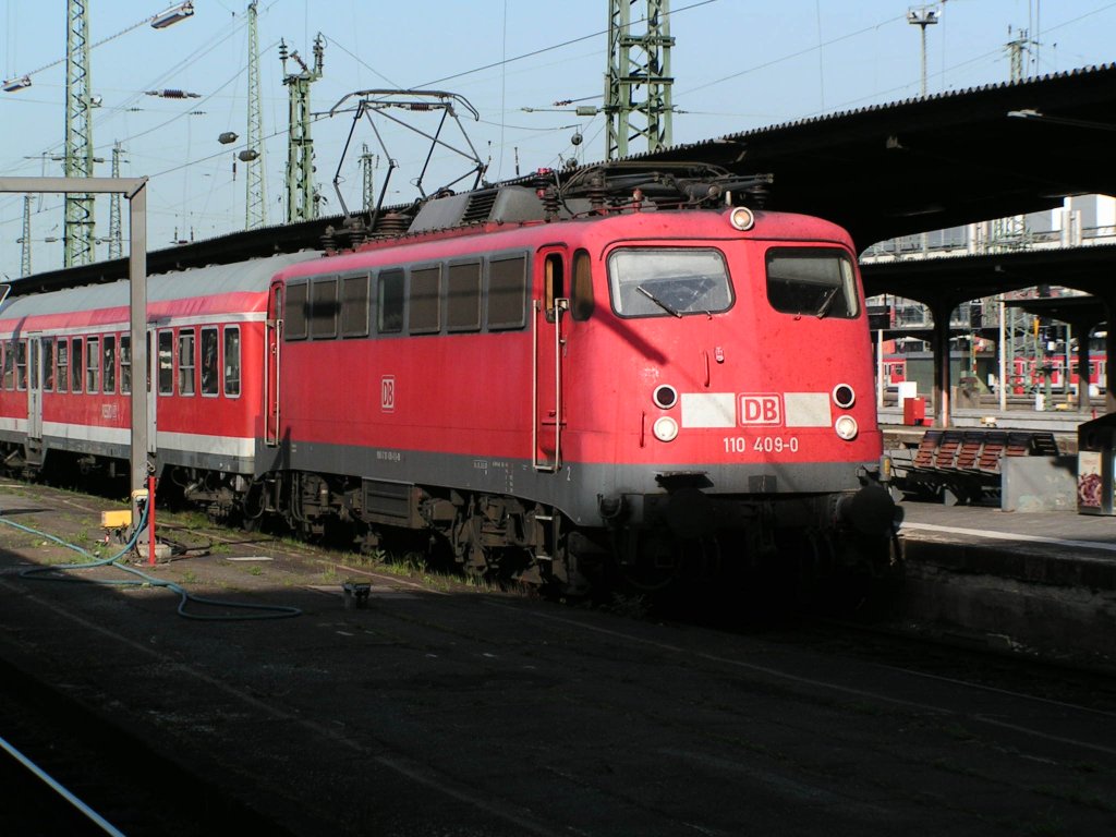 An einem denkbar sch�nen Morgen kam die 110 409-0 nach Frankfurt Hbf.

P.E