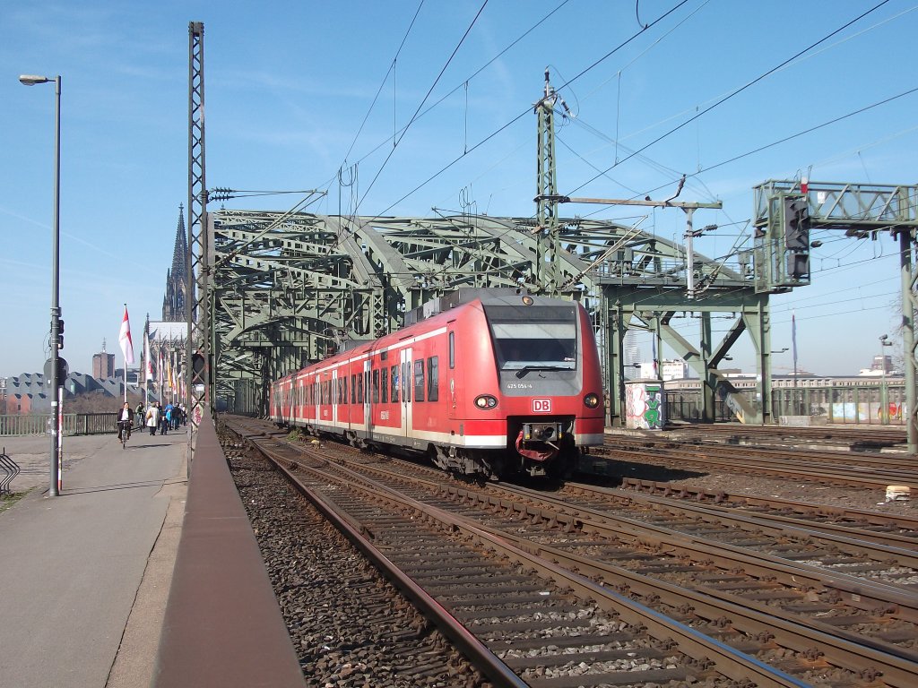 An einem herrlichen sommertag im jahr 2006 ist 425 054 dabei k�ln deutz zu erreichen.